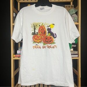 Vintage 2004 Trick or Treat Halloween Cat Graphic Pumpkin Spooky T Shirt
